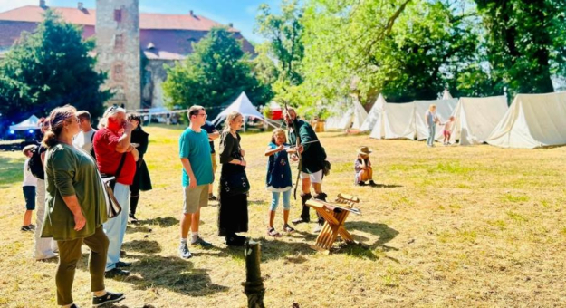 Średniowieczny Piknik w Dworku Służejów przyciągnął miłośników historii