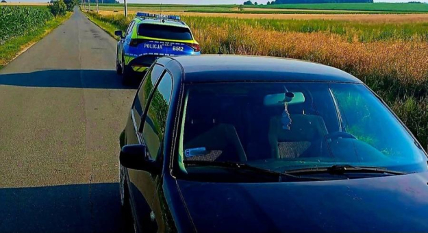 20-latek z ponad 1,5 promila alkoholu zakończył jazdę w rowie. W aucie były dwie nastolatki