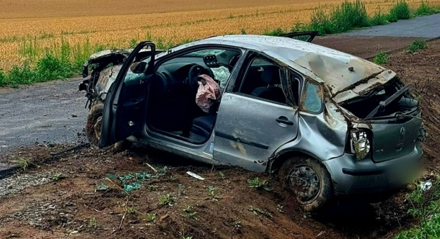 18-latek dachował i uciekł z miejsca zdarzenia. Nie miał prawa jazdy