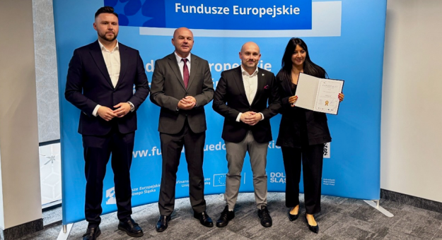 Przedstawiciele Fundacji Driada z Kamieńca Ząbkowickiego odebrali certyfikat potwierdzający przyznanie dofinansowania na realizację projektu „Aktywni lokalnie!”