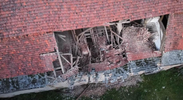 Trwają działania zabezpieczające Dwór w Służejowie po zawaleniu części dachu