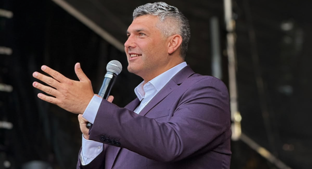  „Część mieszkańców patrzy na tę sprawę z perspektywy najbliższego otoczenia i własnego komfortu i szanuję ich zdanie, ale my musimy patrzeć szerzej – z perspektywy całej gminy i jej przyszłości” - mówi Marcin Orzeszek, burmistrz Ząbkowic Śląskich. Nowe bloki przy ul. Jeżynowej to jedna z najbardziej komentowanych inwestycji w ostatnim czasie