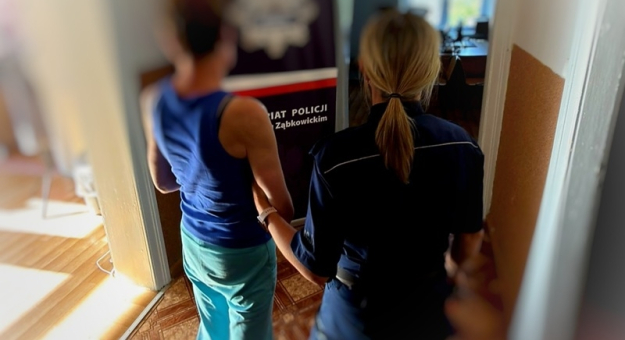 54-letnia kierująca z blisko 2 promilami alkoholu w organizmie doprowadziła do zderzenia z innym autem. W samochodzie przewoziła dwoje małoletnich dzieci