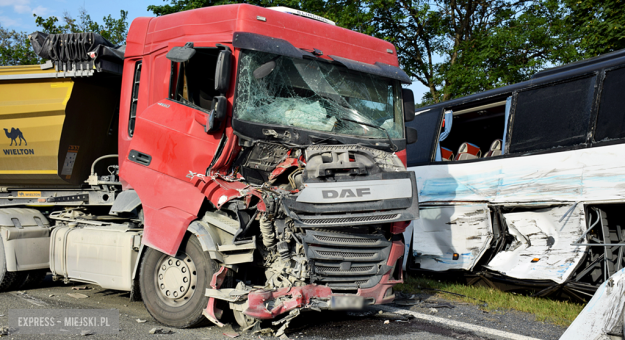 	Zderzenie autobusu, samochodu osobowego i dwóch ciężarówek na krajowej ósemce przed Bardem