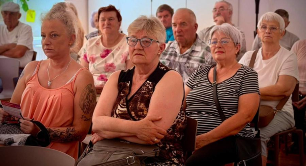 Seniorzy z gminy Ziębice otrzymali opaski bezpieczeństwa. Ruszył program teleopieki