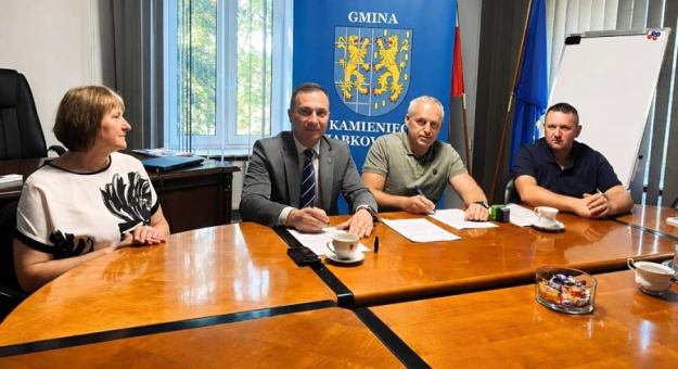 Podpisanie umowy na termomodernizację świetlicy wiejskiej w Starczowie