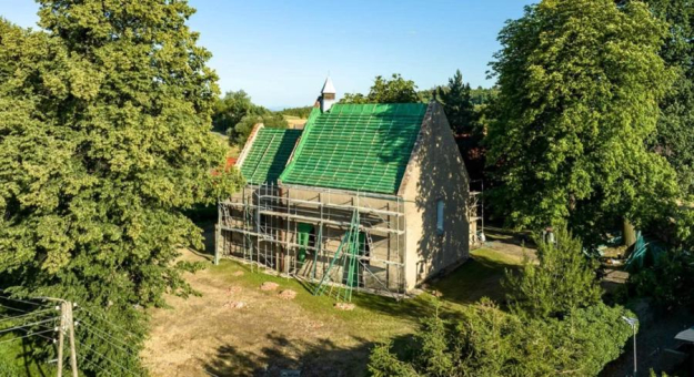 	Trwa remont dachu kościoła w Różanej