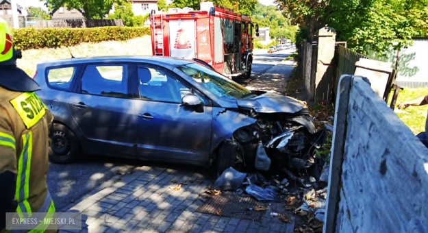 Renault zjechało z drogi i uderzyło w przydrożny mur na drodze krajowej nr 46