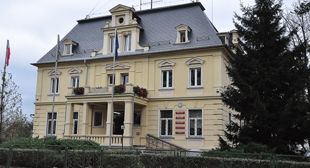 Ponad 1.9 mln zł zostanie przeznaczone na odbudowę uszkodzonej infrastruktury wraz z wymianą źródła ciepła w budynku urzędu miejskiego