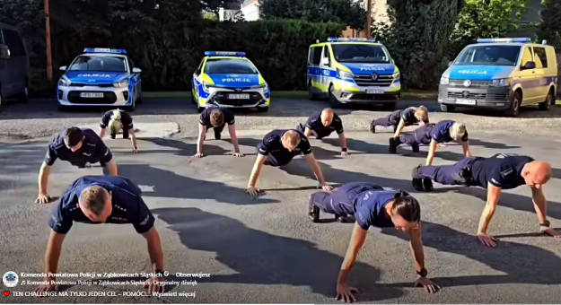 Ząbkowiccy policjanci w charytatywnym wyzwaniu. Robią pompki i pomagają Zuzi i Leosiowi