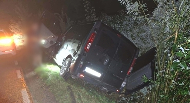Opel w rowie przed Dzbanowem. Policja ustala kto kierował pojazdem