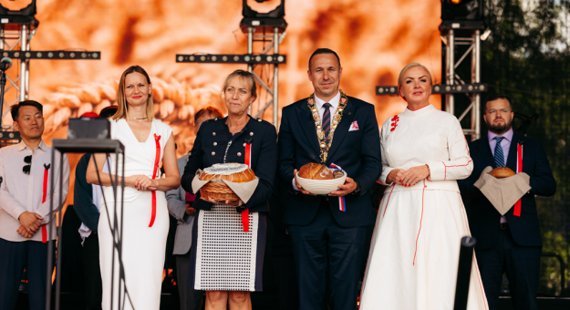 Jednym z najważniejszych zwyczajów dożynkowych jest Misterium Chleba