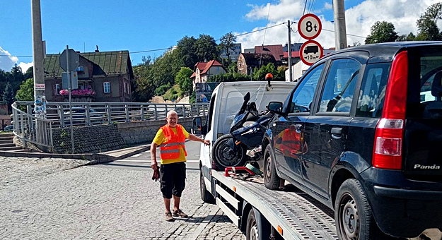 Zderzenie motocykla z samochodem osobowym na krajowej ósemce w Bardzie