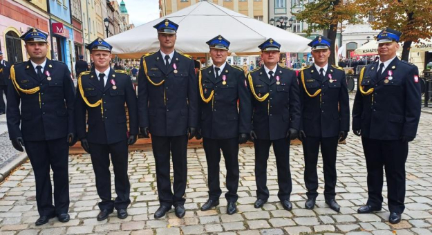Strażacy-zawodowcy z Ząbkowic Śląskich odznaczeni medalami za długoletnią służbę