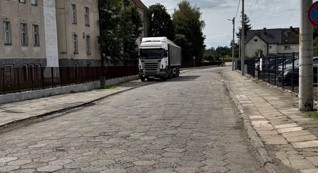Ul. Nadrzeczna znalazła się pod wodą podczas powodzi dwa lata temu. Gmina nie otrzymała jednak pieniędzy na jej remont ze środków popowodziowych