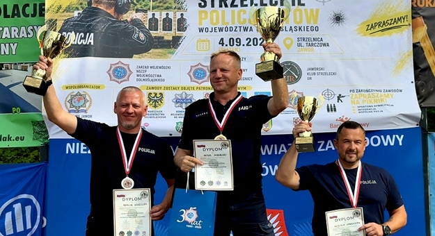 Kom. Artur Sikorski z Komendy Powiatowej Policji w Ząbkowicach Śląskich najlepszy w strzelaniu szybkim na Dolnym Śląsku