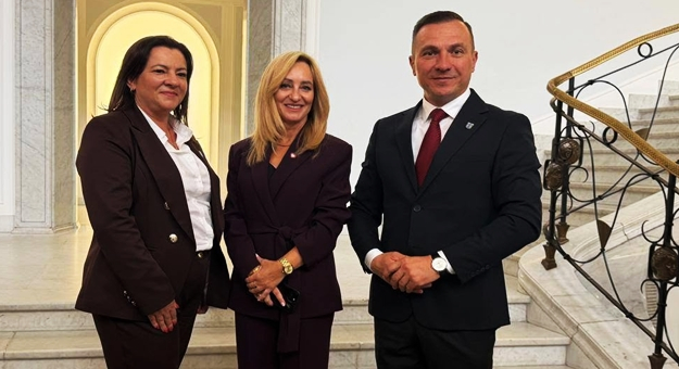 Burmistrz Sylwester Kowal i radna Marta Noszczak wraz z posłanką Sylwią Bielawską podczas poniedziałkowej wizyty w Sejmie RP
