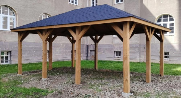 Nowa wiata edukacyjna i stacje pomiarowe przy ząbkowickim liceum. Inwestycja dobiega końca
