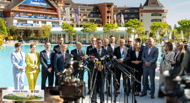 Marszałek Paweł Gancarz podczas konferencji otwierającej Forum Ekonomiczne w Karpaczu podkreślał wyjątkowość tego wydarzenia