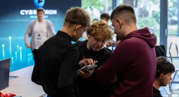 Uczniowie ząbkowickiego liceum na CyberTron Academy
