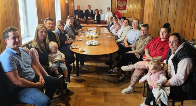 Podpisanie umów na korzystanie ze żłobka w Kamieńcu Ząbkowickim