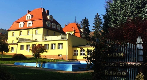 Obiekt przy ul. Polnej 10, przy którym mieścił się Dom Wczasów Dziecięcych w Bardzie