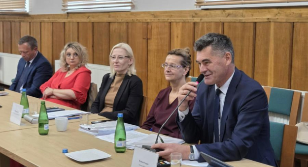 Nagrody dla uczniów, zmiany w budżecie i apel o wspólną komunikację. XXV sesja Rady Powiatu