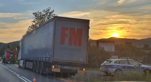 Kolizja dwóch pojazdów ciężarowych na krajowej ósemce