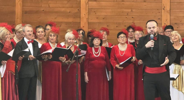Muzyczne popołudnie w parku miejskim. Wrocławski Chór Seniora wystąpił w Złotym Stoku