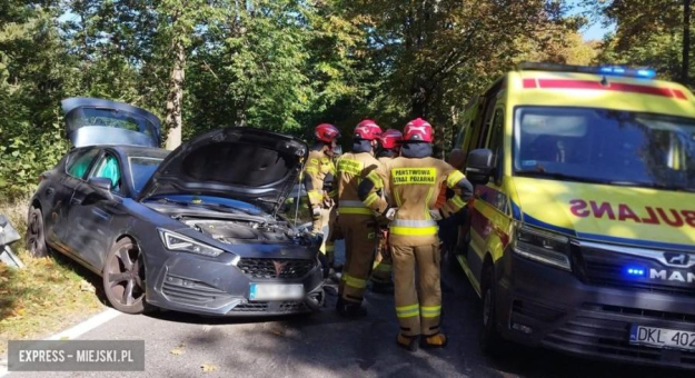 Czołowe zderzenie dwóch samochodów na łuku drogi