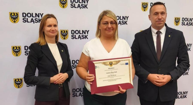 Promesę z rąk marszałka Pawła Gancarza odebrała skarbnik gminy Monika Król