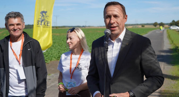 Marszałek Paweł Gancarz podczas oficjalnego otwarcia trasy pieszo-rowerowej między Jaworkiem a Sieroszowem