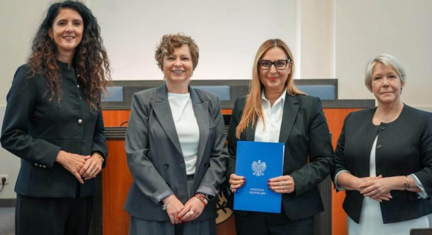 Promesę z rąk wojewody odebrali przedstawiciele gminy Stoszowice