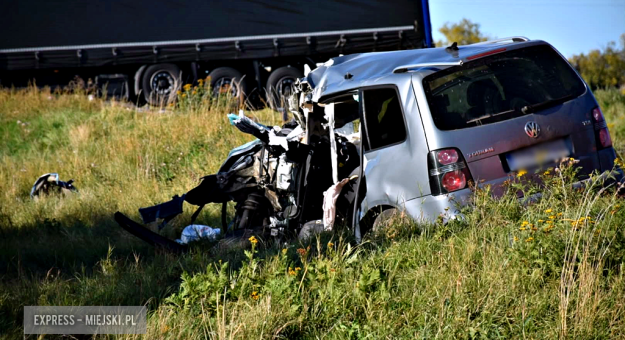 Czołowe zderzenie osobówki z ciężarówką na krajowej ósemce