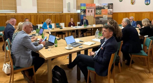 Hałas przy ul. Przemysłowej, plany Wód Polskich i apel o budowę S46. O czym debatowała rada powiatu?
